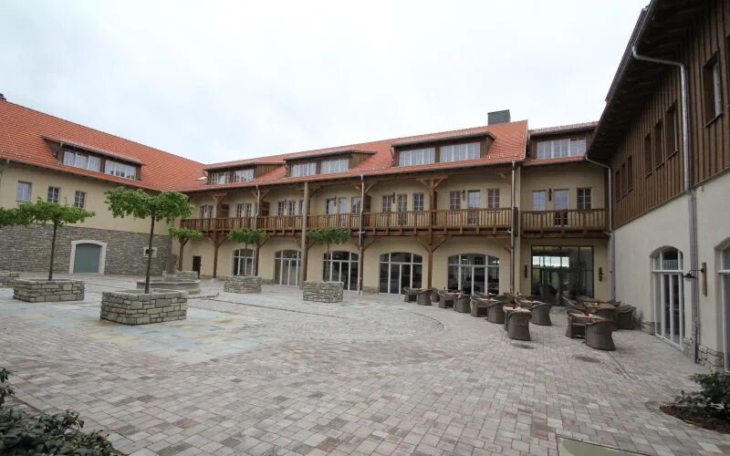 Blick auf geräumigen Innenhof des Golfhotels Weimarer Land