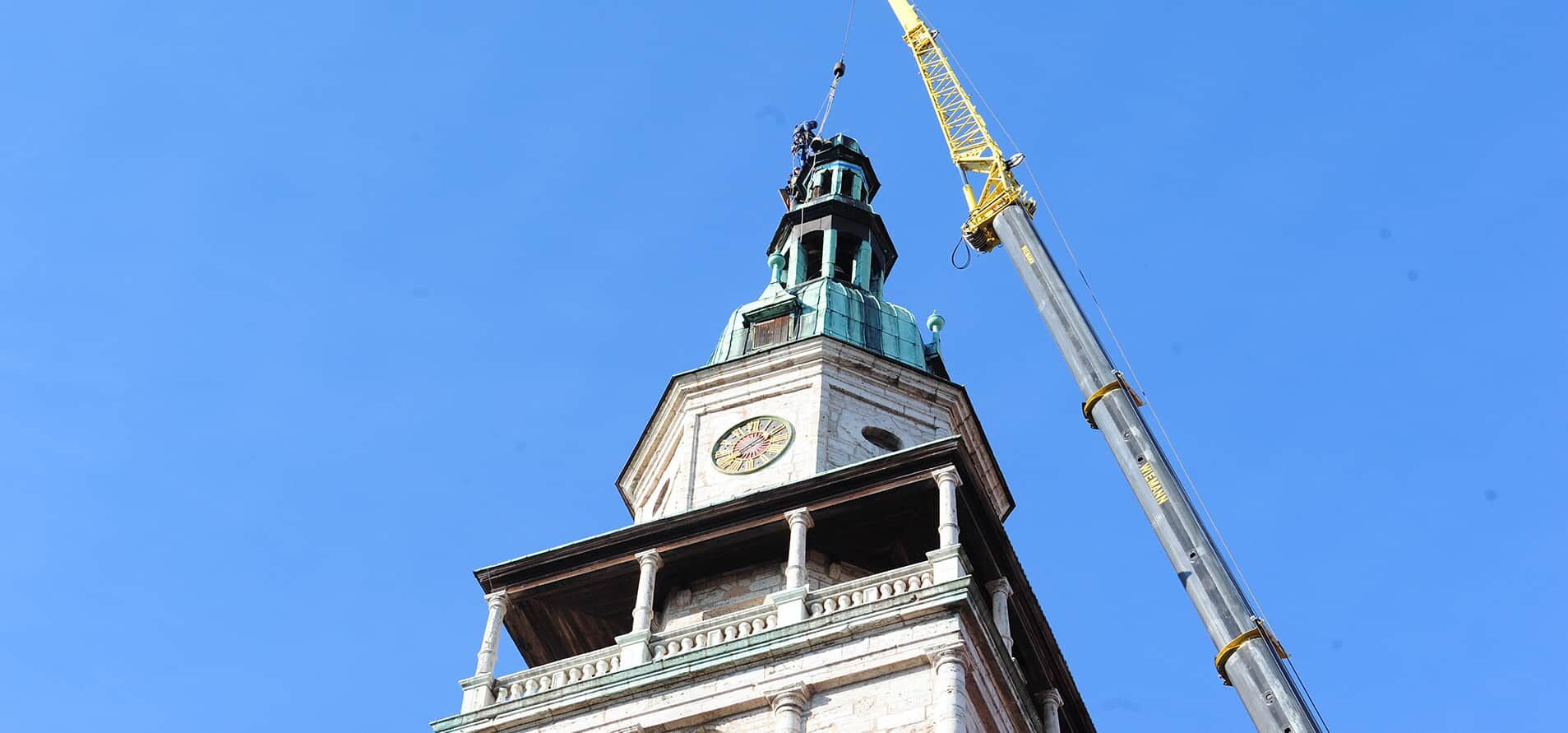 Blick von unten auf Notsicherung des Kirchturms der Marktkirche Bad Langensalza