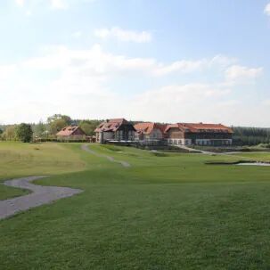 Panoramablick auf Golfhotel Weimarer Land mit Golfkurs