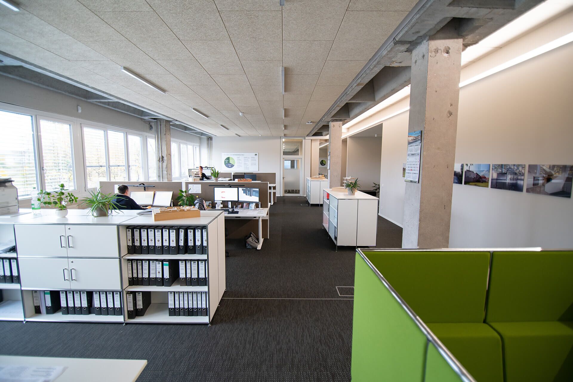 Blick auf ein großräumiges Arbeitszimmer von BCH des Standortes Gera