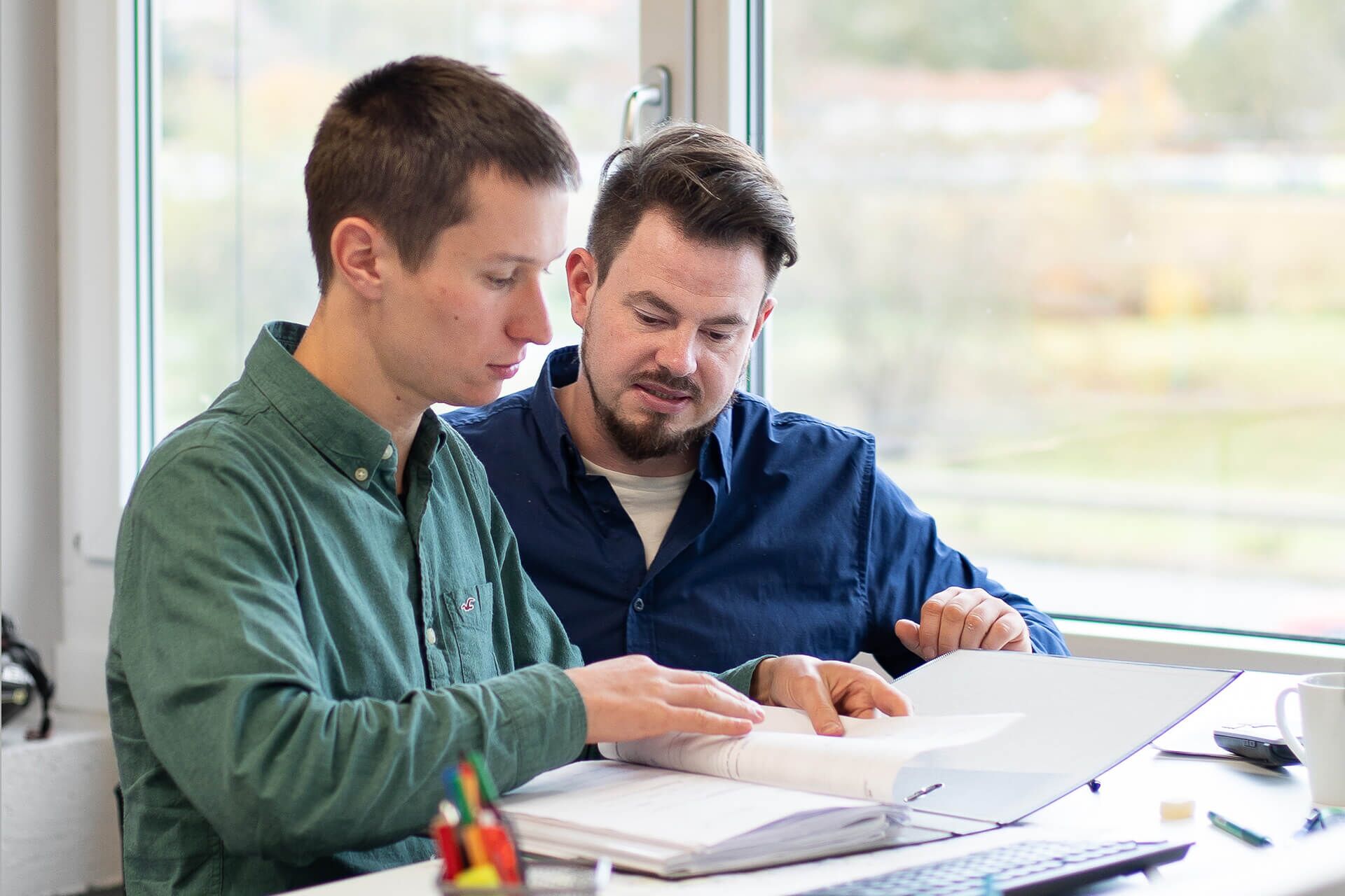 Blick auf zwei Mitarbeiter von BCH während einer Besprechung im Architektenbüro Gera