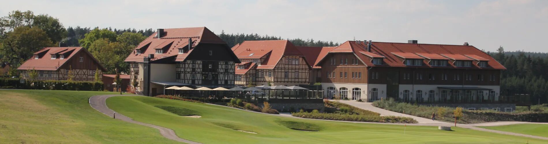 Panaromablick auf das Spa & Golfresort Weimarer Land mit Golfanlage im Vordergrund