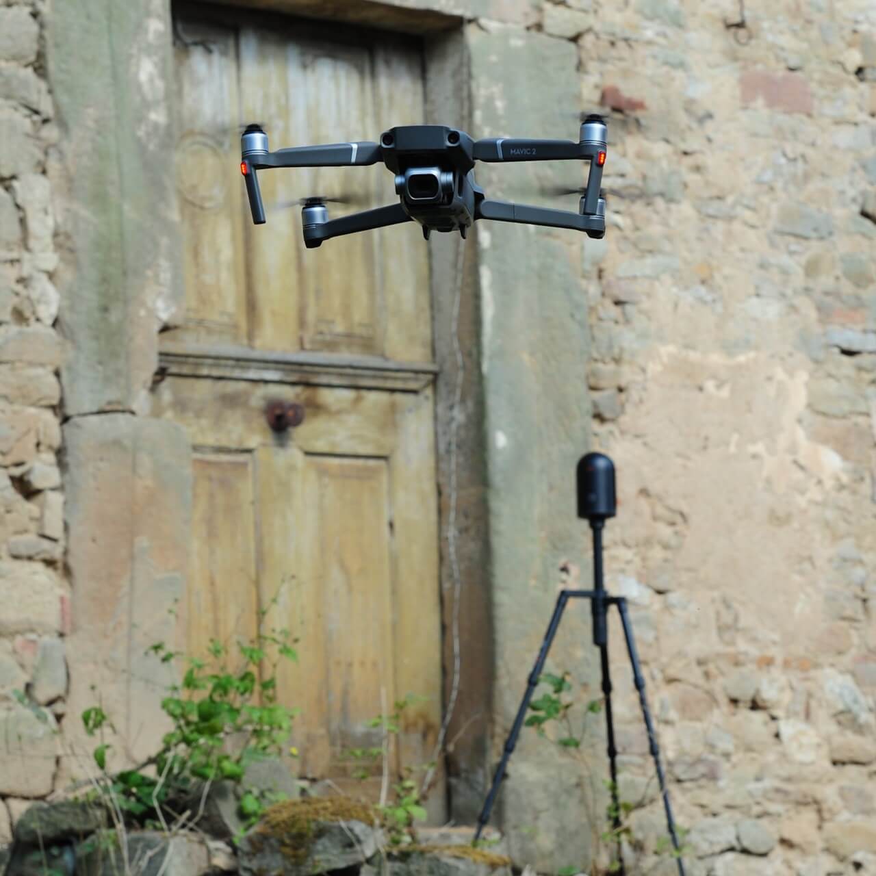 Drohne untersucht historisches Bauwerk, Symbolfoto für die digitale Bestandsaufnahme