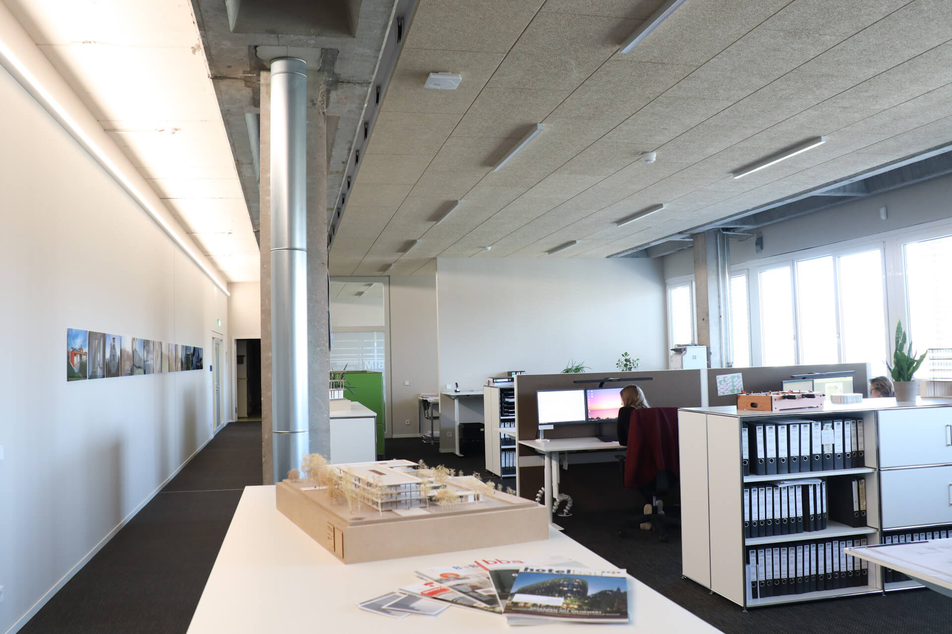 Blick auf die offenen Räumlichkeiten mit modernen Arbeitsplätzen und kleinen Besprechungsinseln im Büro Gera