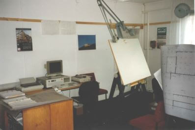 Historisches Foto zeigt CAD-Arbeitsplatz mit Stiftplotter