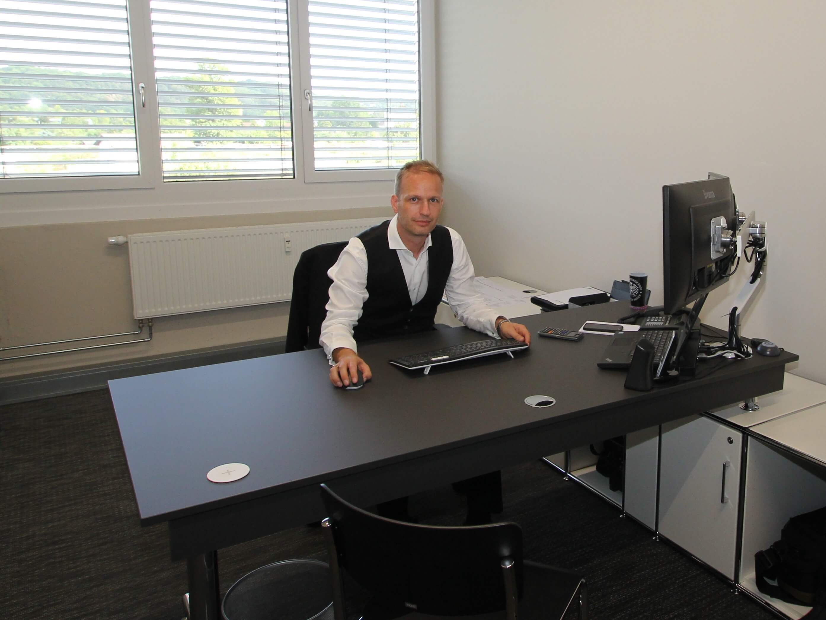 Büroleiter Michael Kutz an schwarzem Schreibtisch in der neuen Architektur-Abteilung