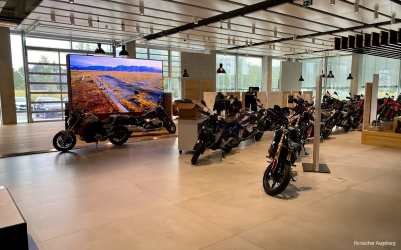 Blick auf Motorradsammlung im Ausstellungsbereich des Autohaus Reisacher