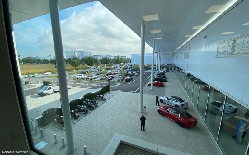 Blick aus Fenster auf den Parkplatzbereich des Autohaus Reisacher