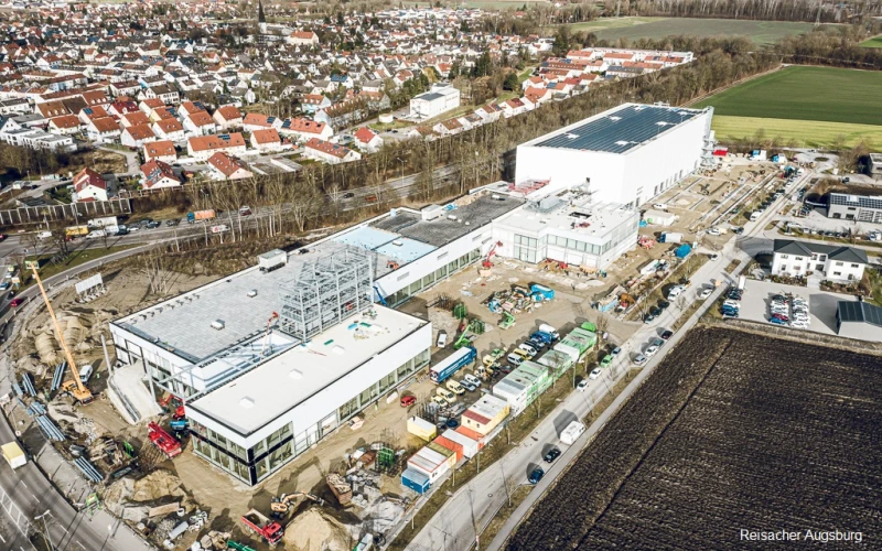Drohnenansicht zeigt den Fortschritt der Bauphase des Autohaus Reisacher