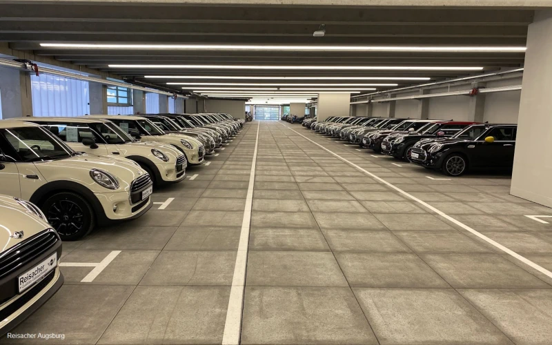 Blick auf Parketage für Minis im Autohaus Reisacher