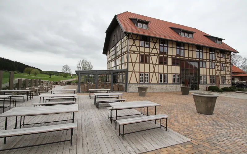 Blick auf Innenhof mit Sitzgelegenheiten des Spa & Golfresort Weimarer Land