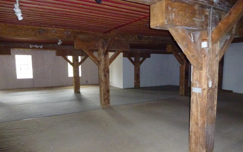 Blick auf Stützpfeiler im Innenbereich der Kattau-Mühle