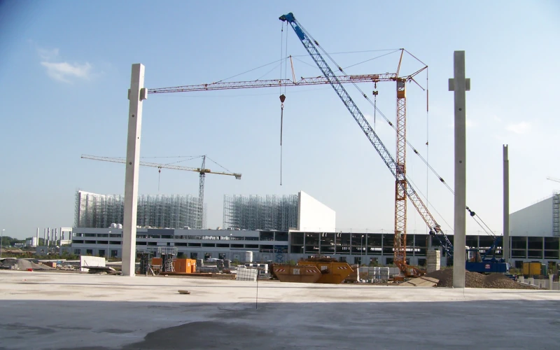 Blick auf Montage der Beton Fertigteile zur Entstehung des Distributionszentrums Dortmund