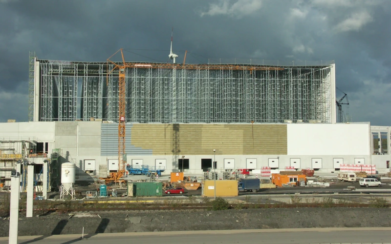 Frontalsicht auf IKEA Distributionszentrum Dortmund in der Bauphase