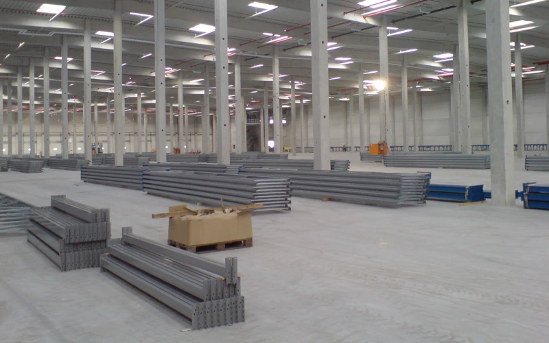 Blick auf große Lagerhalle mit verschiedenen Beton-Fertigteilen des IKEA Distributionszentrums Dortmund
