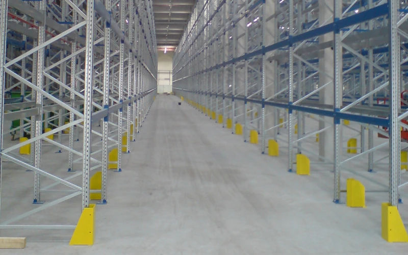 Blick in Lagersystem des Ikea Distributionszentrums Dortmund