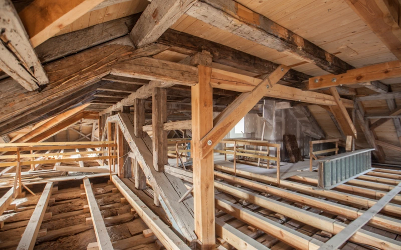 Blick in den neu gestützten Dachstuhl von Schloss Tinz nach der Sanierung durch BCH