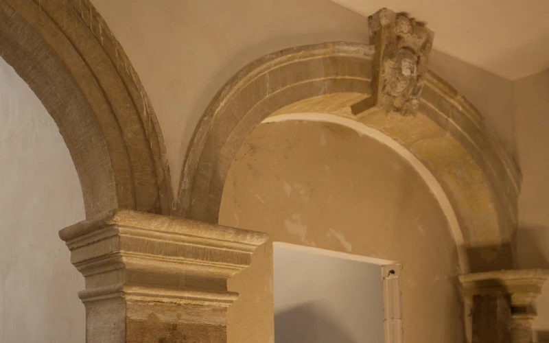 Blick auf Stuckarbeiten eines Türbogens im Schloss Tinz nach der Restaurierung durch BCH