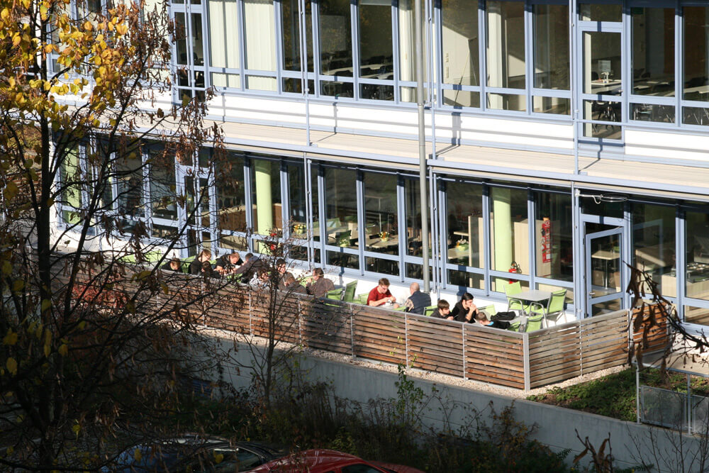 Blick auf den Außenbereich der Cafeteria des IHK Bildungszentrum nach der Modernisierung des Gebäudes durch BCH