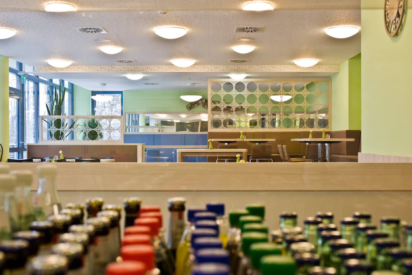 Blick von Bar in den neu sanierten Sitzbereich der Cafeteria des IHK Bildungszentrum