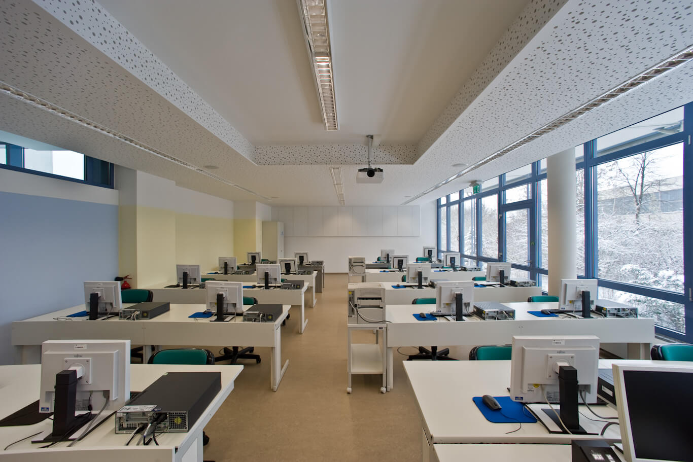 Blick in den großen Computerraum des IHK Bildungszentrums nach der Modernisierung durch BCH