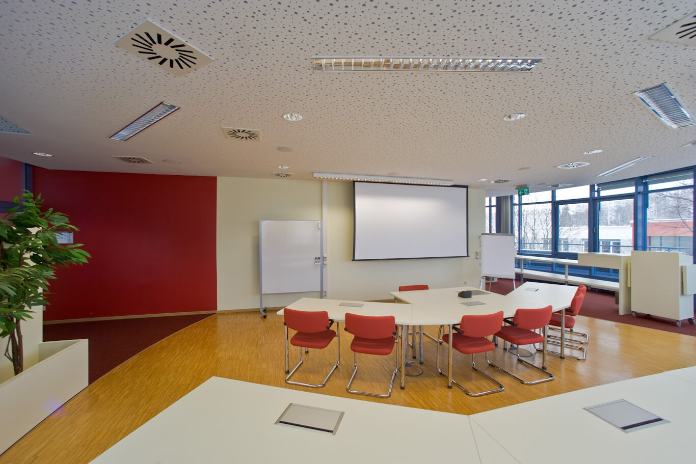 Blick in den offenen Seminar- und Schulungsraum des IHK Bildungszentrum