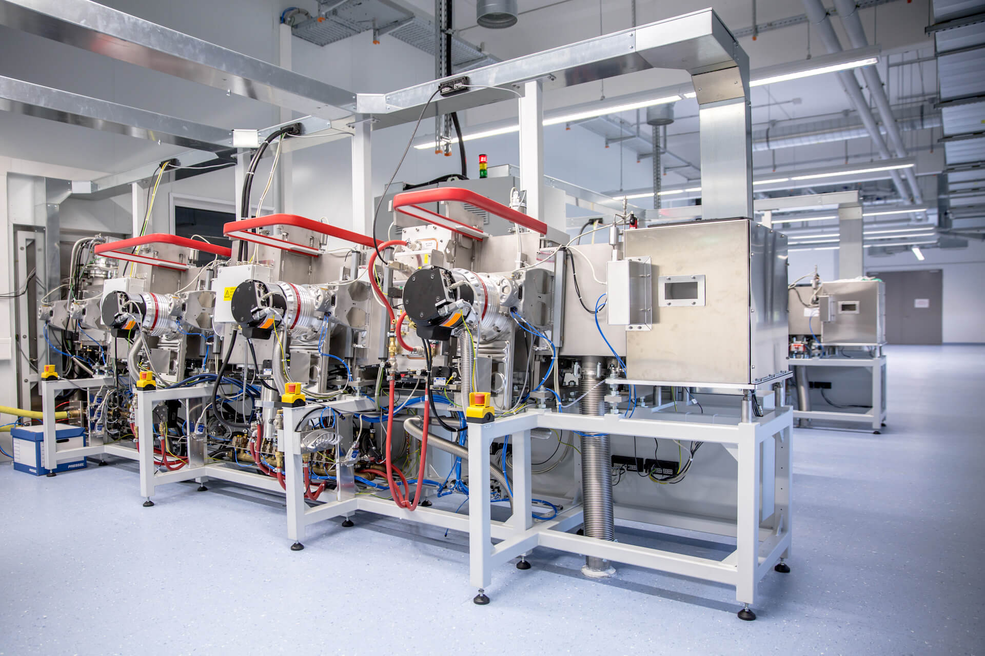 Blick auf hochmoderne Maschinen im neuen Produktionsraum von Siegert TFT