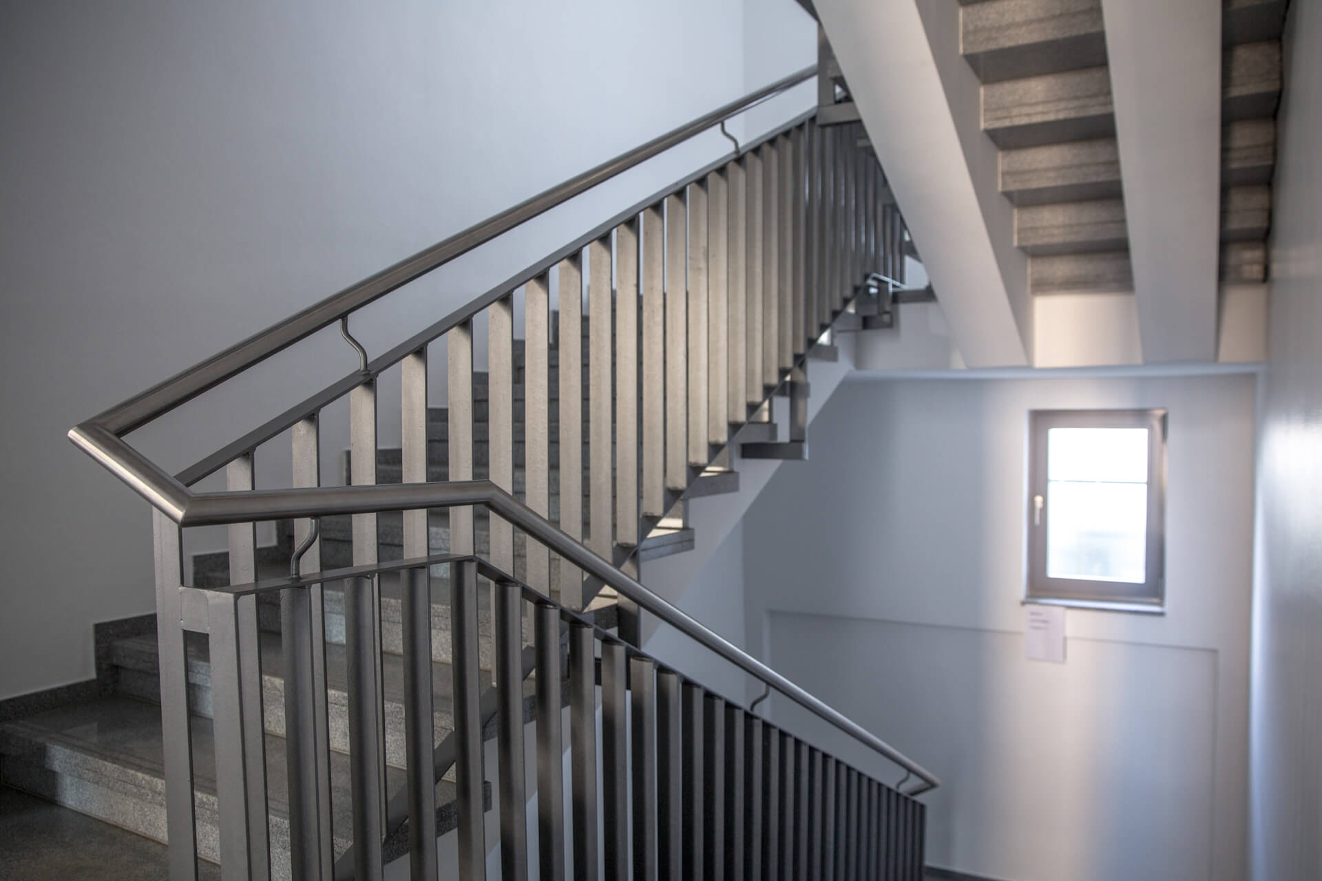 Blick in Treppenaufgang des neu gebauten Produktionsgebäudes der Siegert TFT
