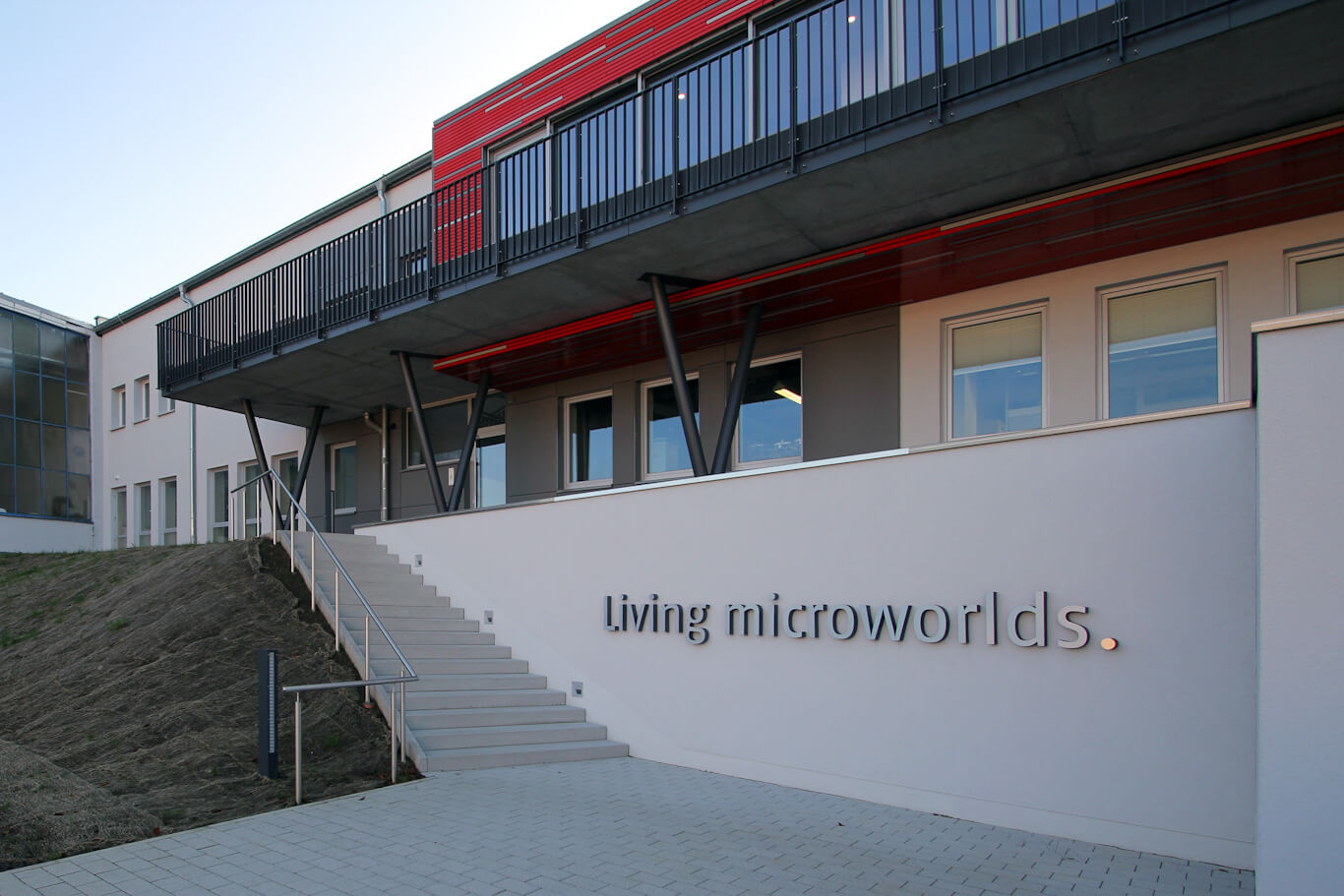 Nahaufnahme des neu entstandenen Treppenaufgangs und dem Slogan living microworlds