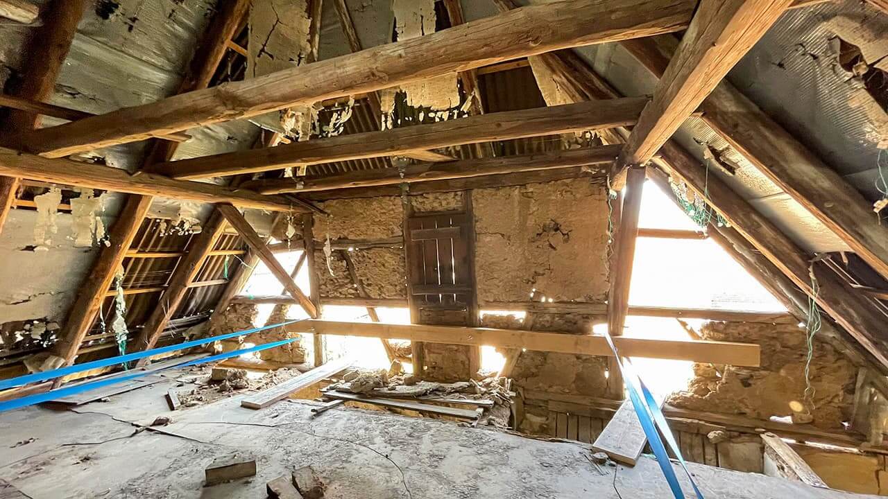 Blick in den alten zerfallenen Dachstuhl im Raspehaus