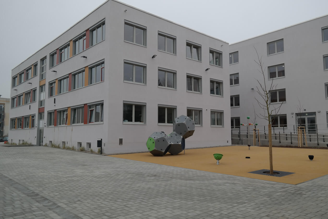 Blick auf Fassade der staatlichen Regelschule Hermsdorf nach der Sanierung von BCH