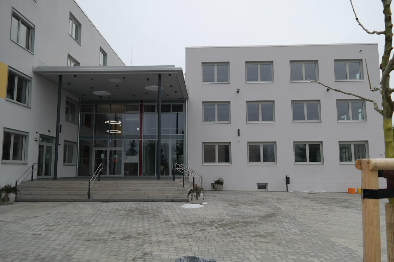 Blick auf Eingangsbereich und Schulhof der neu sanierten staatlichen Regelschule in Hermsdorf