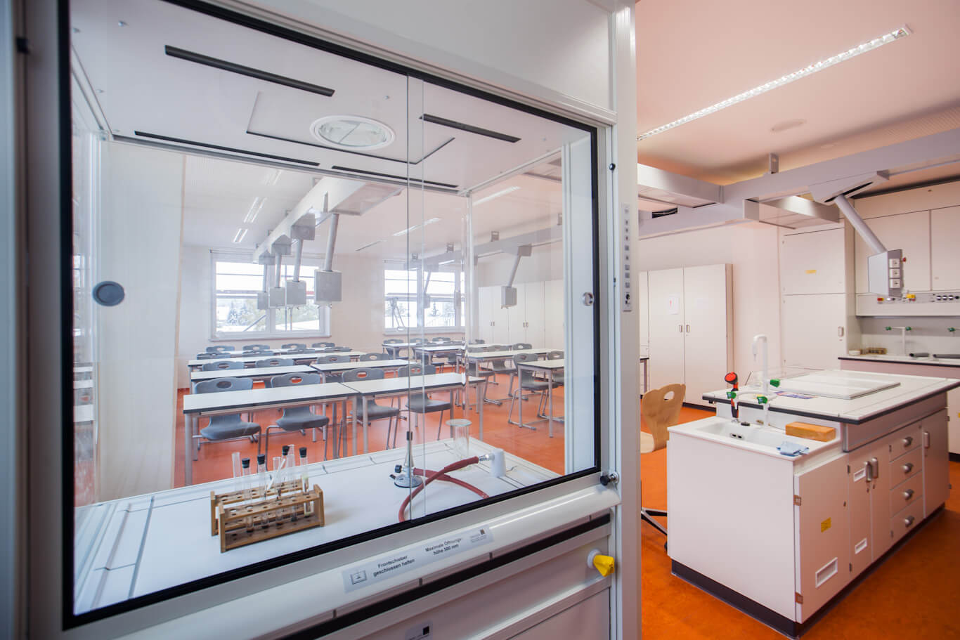 Blick in naturwissenschaftlich ausgestatteten Klassenraum der staatlichen Regelschule Hermsdorf
