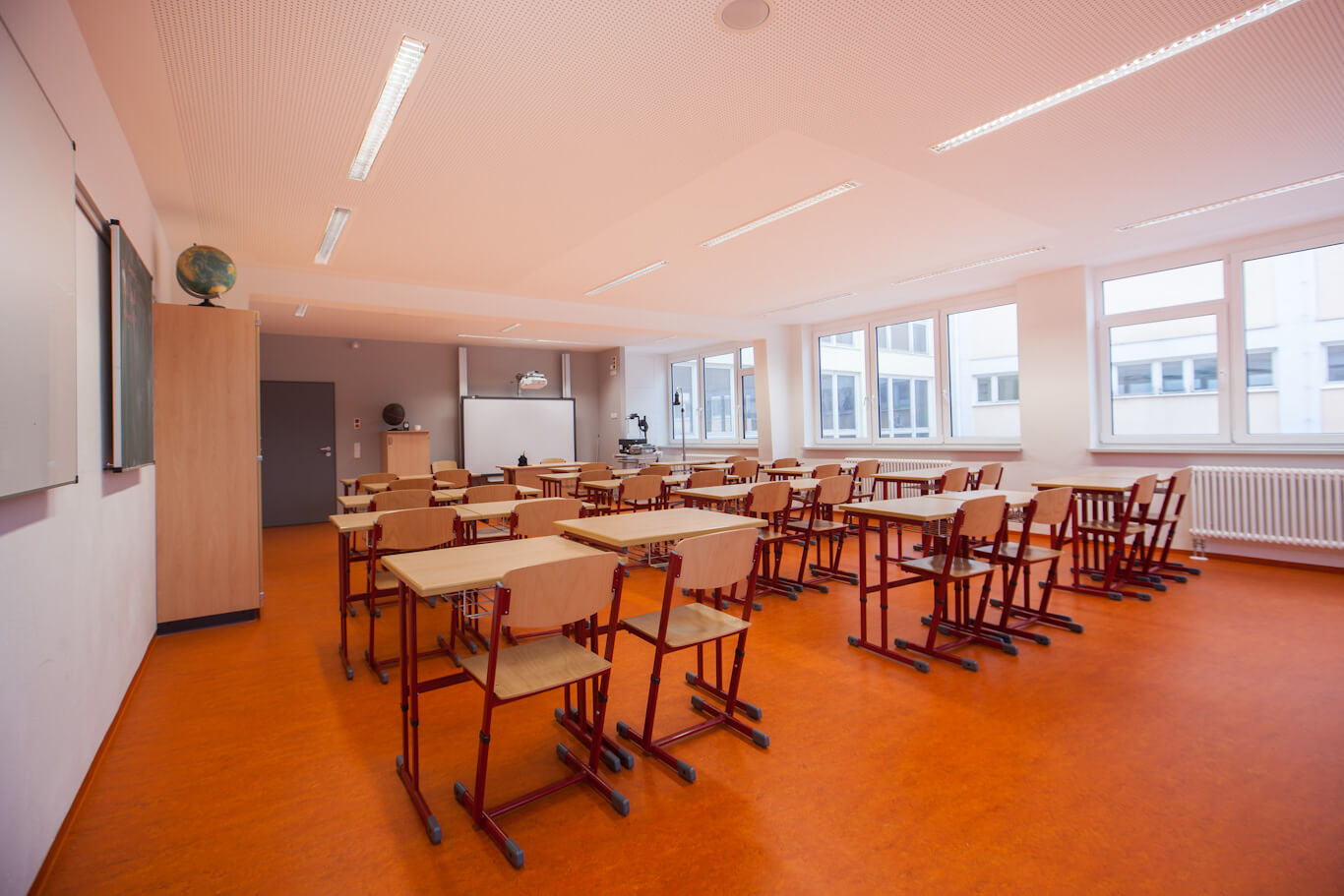 Blick in neu gestalten Klassenraum im Zuge der Sanierung von BCH