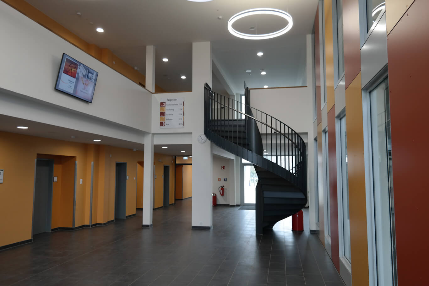 Blick in frisch sanierten Korridor der staatlichen Regelschule Hermsdorf