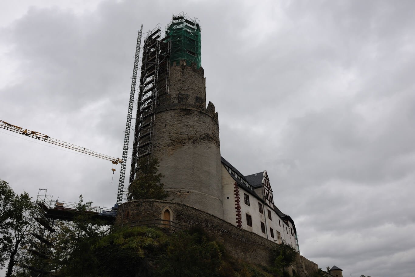 Seitlicher Blick auf Turm der Osterburg welcher von Baugerüsten umzäunt ist