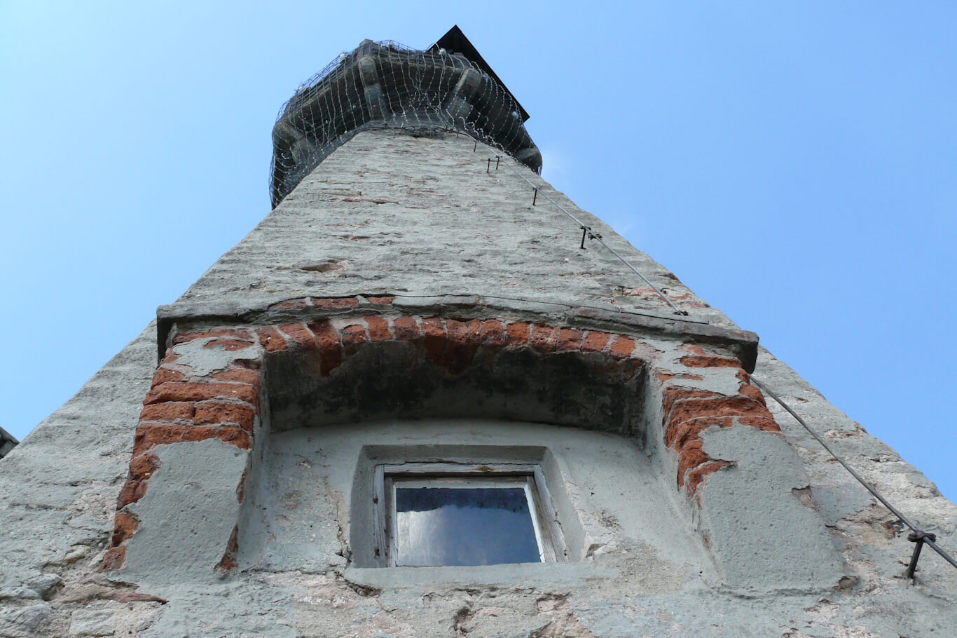 Blick zum Turm der Osterburg hinauf zur sanierungsbedürftigen Spitze