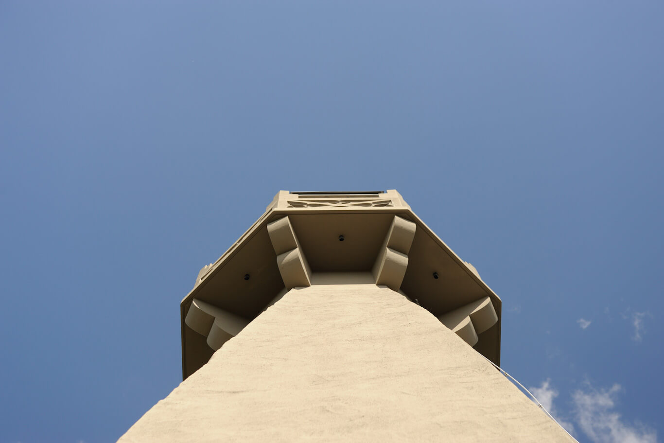 Blick von aus Froschperspektive den sanierten Turm hinauf